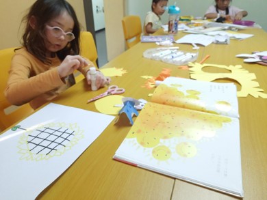 Builds a firm foundation in reading and speaking.